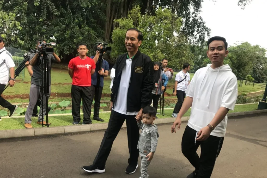 Joko Widodo bersama putra sulungnya, Gibran Rakabuming Raka
