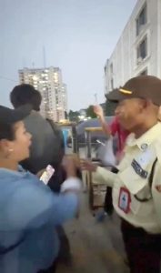 Suasana di Sky Garden Cengkareng Jakbar saat terjadi pengeroyokan advokat (foto Ist/Sorotistananeqs.com)