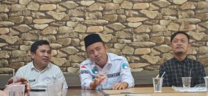 Kepala Kantor Wilayah Kemenham Jabar, Hasbullah Fudail menerima karyawan korban PHK (foto Ist/Sorotistananews.com)