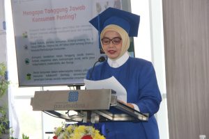 Prof Iin Mayasari berpidato usai dikukuhkan sebagai Guru Besar (foto Humas/Nur/Sorotistananews.com)