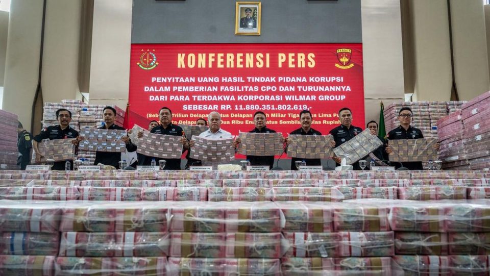 direktur penuntutan kejaksaan agung suktikno (ke empat kanan) bersama direktur penyidikan jampidsus abdul qabar (ke tiga kiri), kepala pusat penerangan hukum (kapuspenkum) Harli siregar (ke empat kiri) dan sejumlah pejabat terkait menunjukan barang bukti uang sitaan dalam kasus korupsi ekspor minyak kepala sawit atau crude palm oil (CPO) dipersiapakan untuk rilis dalam konfrensi pers di gedung bundar jampidsus kejaksaan agung