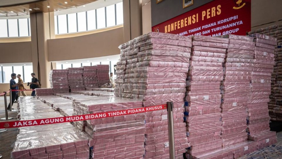 Kejagung Menyita Rp. 11,8 Triliun lebih yang merupakan penyerahan dari lima terdakwa korporasi dalam wilmar group terkait kasus korupsi ekspor CPO