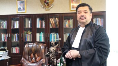 Catatan Akhir Pekan Adi Warman. MENGAWAL MARWAH ADVOKAT.
